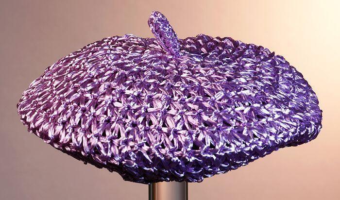 Baret van gehaakt lila raffia met steeltje