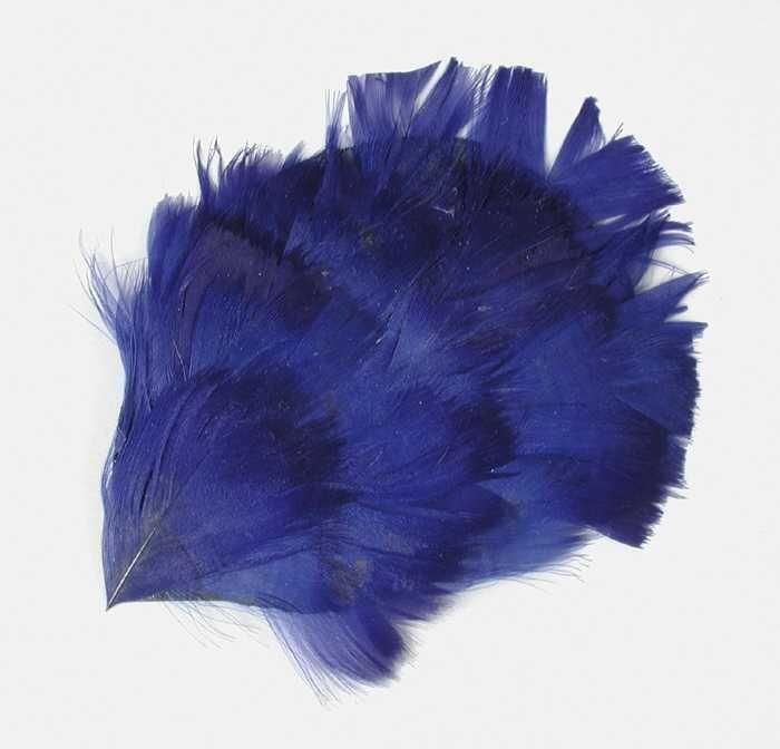 Veren hoedendecoratie of corsage, ovale papieren vorm beplakt met blauwe veertjes