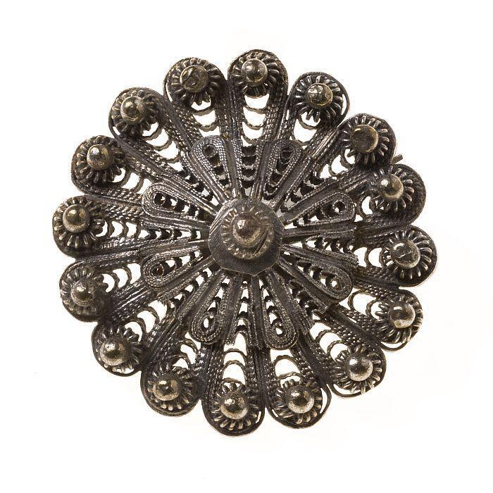 Ronde zilverkleurige metalen broche met filigrein