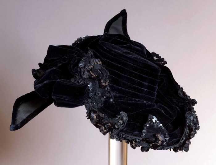 Zwart fluwelen kleine dameshoed met decoratie van zwarte pailletten