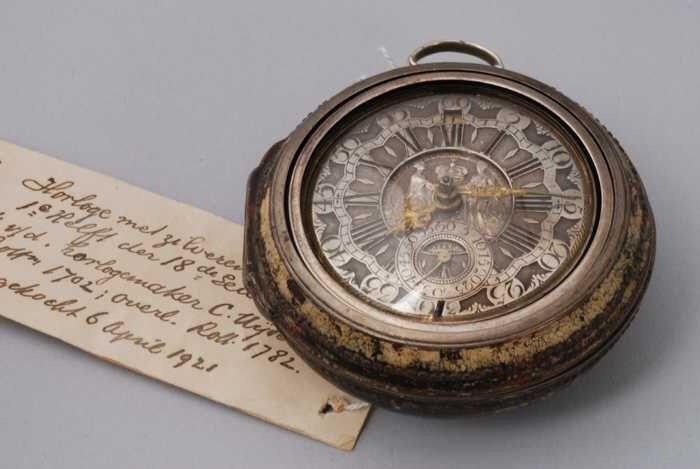 Zakhorloge met beschermkast met imitatie-schildpadbeschildering en zilveren wijzerplaat met hierin…