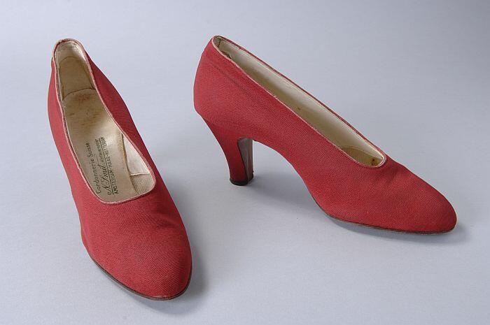 Rode ribszijde pumps met hoge louis hak en spitse neus