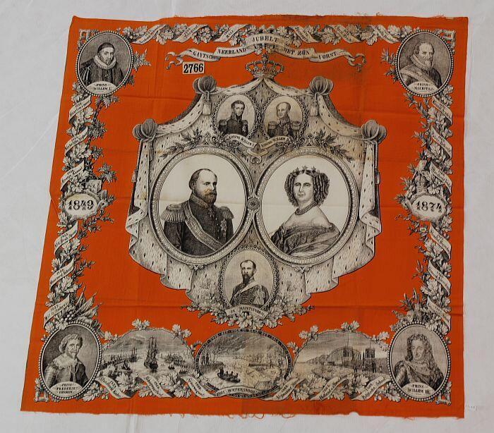 Herinneringsdoek, bedrukt met prent in zwart en wit tegen oranje achtergrond, ter herinnering aan…