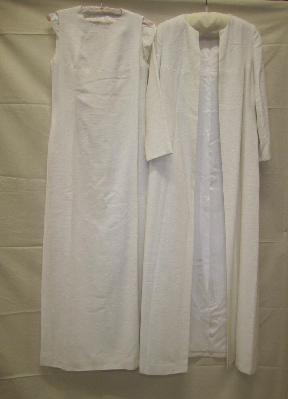 Trouwensemble van witte stof in linnen look bestaande uit een maxi-jas en maxi-jurk