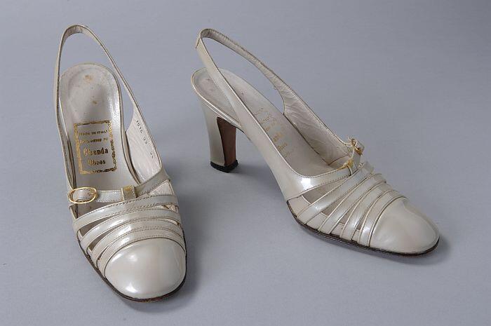 Parelgrijze lakplastic slingbacks met bandjes opengewerkt voorblad, smalle hoge blokhak