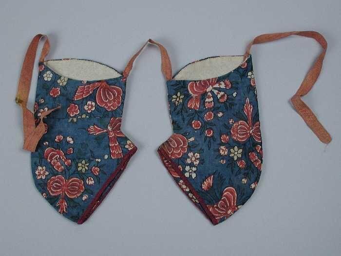 Paar ondermouwen van sits, blauw fond met donkerrood bloemmotief, linnenvoering, aanelkaar genaaid…