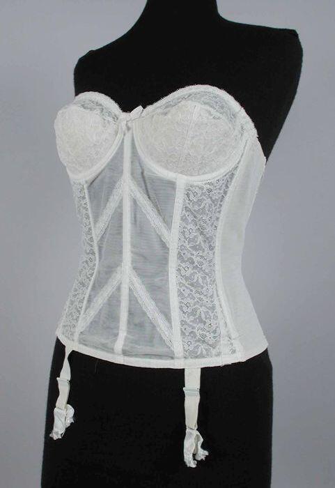 Wit kanten elastisch strapless corselet, met baleinen, beugelcups, haaksluiting, jarretels, lusjes…