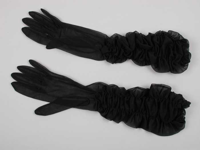 Paar halflange avondhandschoenen van zwart nylontricot met gerimpelde entree