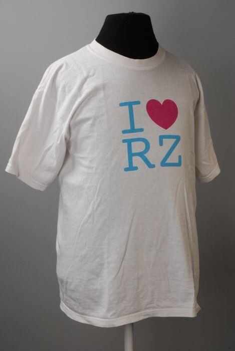 Wit t-shirt, maat L, 100% katoen met opdruk in blauwe letters en roze hart: "I (love) RZ"