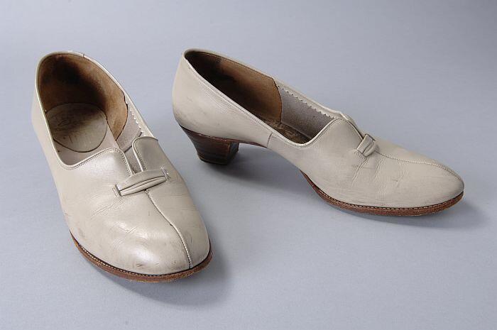 Beige leren damesschoenen, loafer, met klein hakje en siergesp en inkeping op de voorvoet