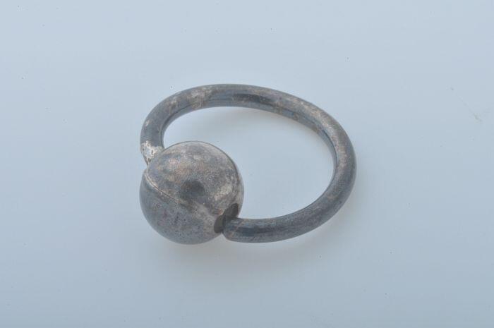 Navelpiercingring, kleine ronde ring van zilvermet een rond kogeltje