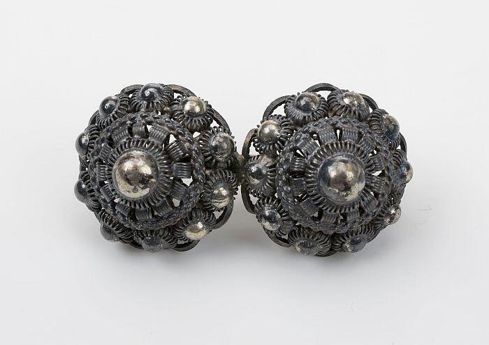 zilveren broche met twee grote Zeeuwse knoppen, filigrein met zilveren kogeltjes
