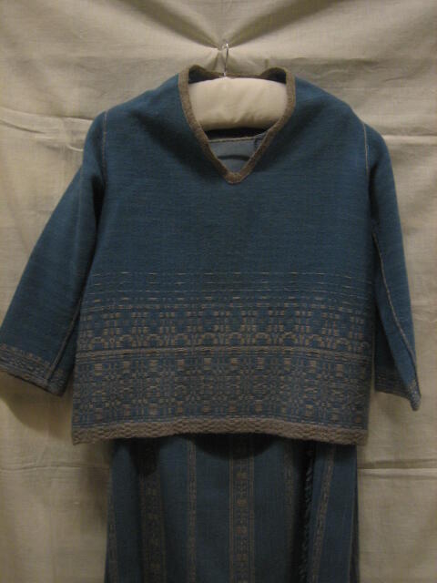 Tuniek, of 'blouse in jumperstijl' van blauwe, handgeweven wol met ingeweven blokjesmotief,…