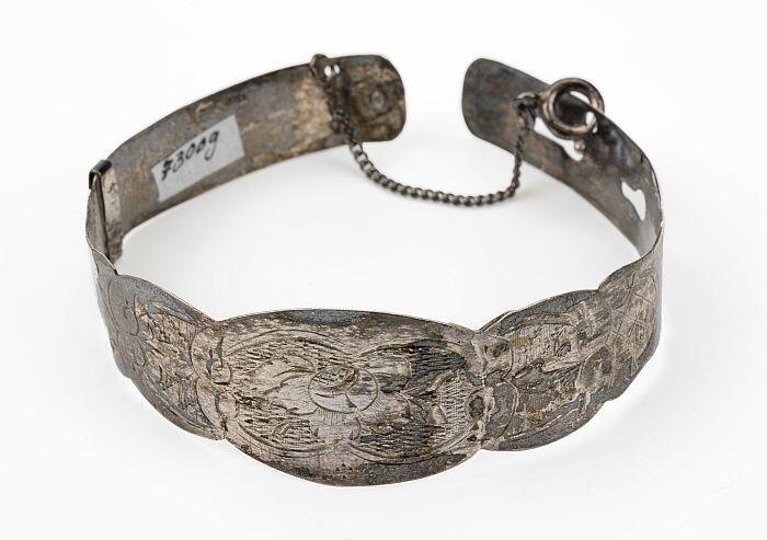 Ovaal zilveren kinderarmbandje, geschulpt model met bloemmotieven
