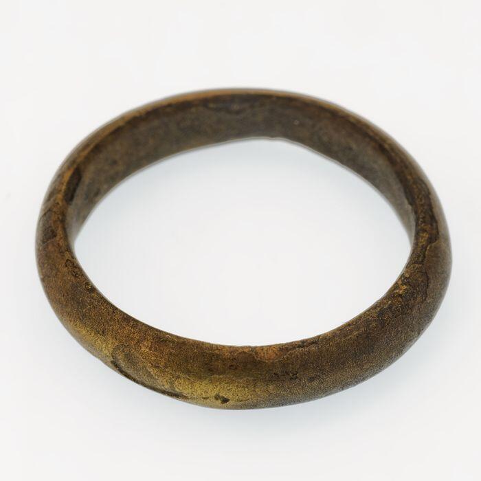 Bronzen ring, gladwandig, gebold aan de buitenkant