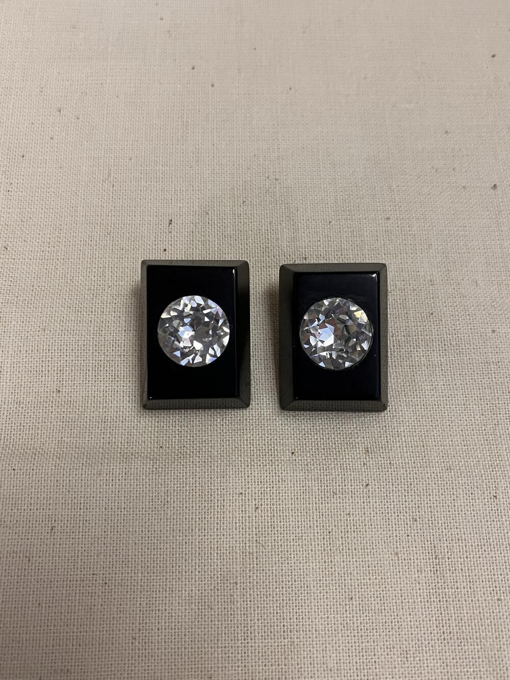 Oorclips, zwarte rechthoek met grote strass-steen in het midden