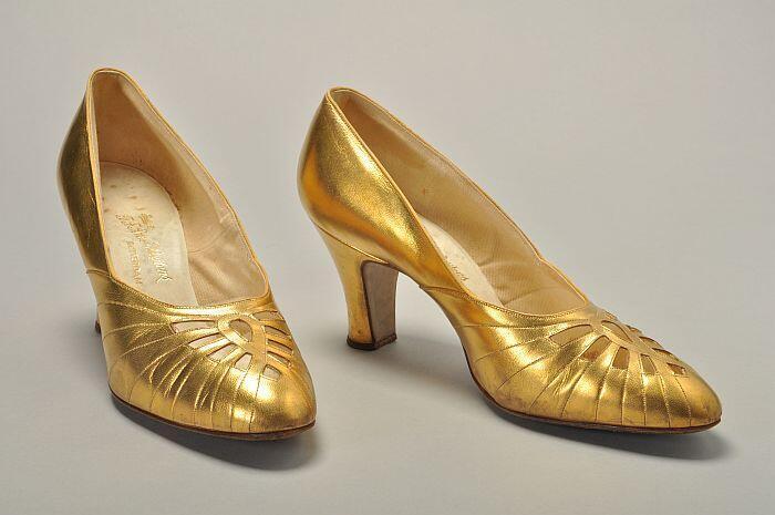 Goudleren pumps