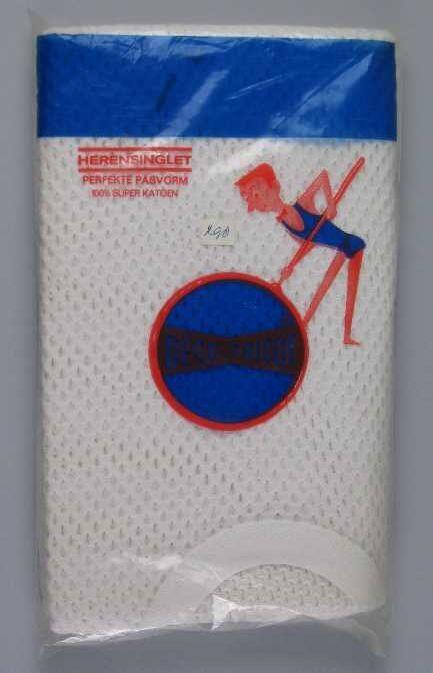 Herenhemd of singlet van wit katoenen nettricot, opgevouwen in transparant plastic verpakking, …
