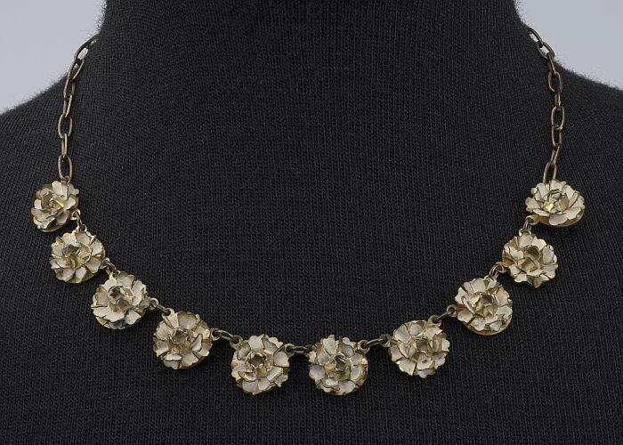 Messing wit beschilderd collier met bloemmotiefjes en bijbehorend haarspeldje