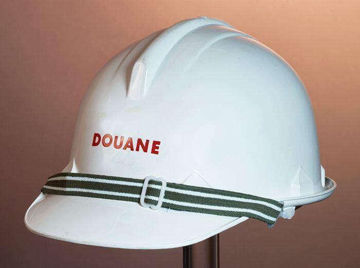 Witte kunststofhelm van uniform Nederlandse douane