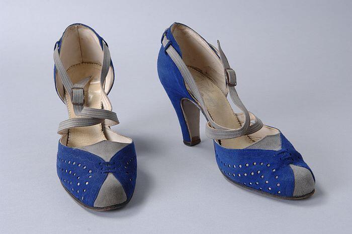 Kobaltblauwe en muisgrijze suède hakschoenen met wreefbandjes die elkaar kruisen en om de hiel in…