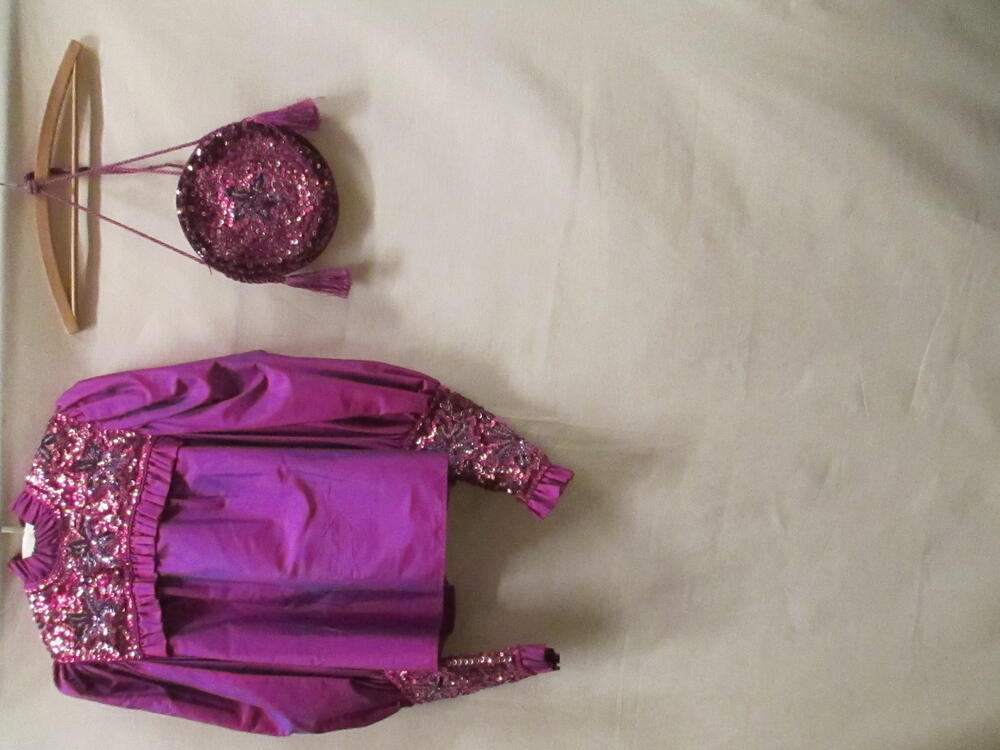 Avondblouse en -tasje, fuchsiakleurige changeantzijde met paillettenborduursel