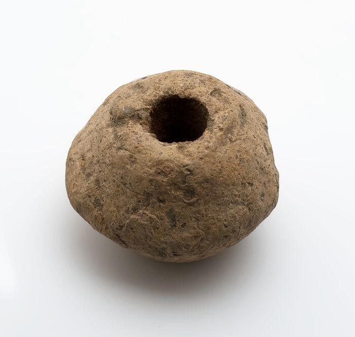 Aardewerk spinklos, dubbel conisch, grijs/bruine scherf
