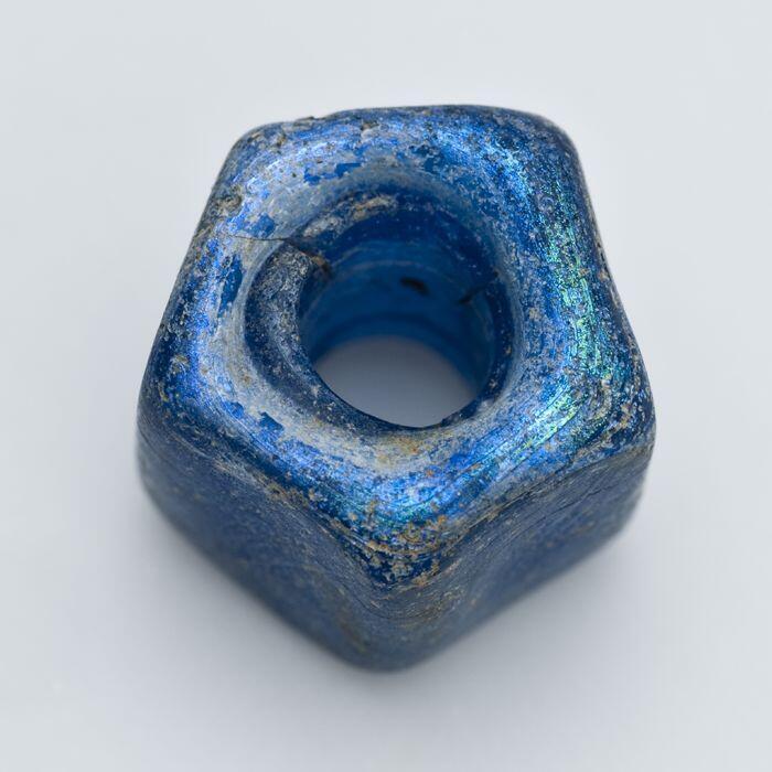 Vijfkantige blauwe glazen kraal