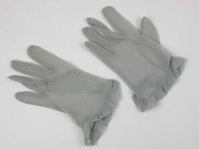 Paar korte handschoenen van synthetisch grijs tricot, ruche langs het entree