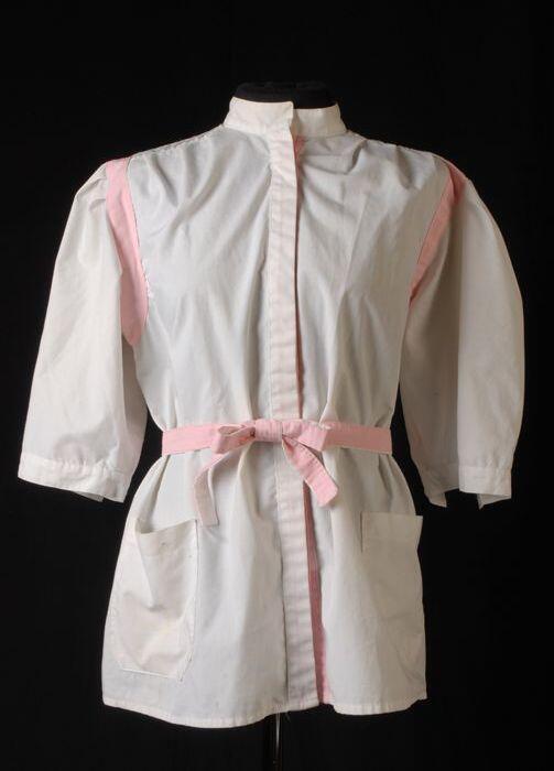 Kapsterjas, wit met roze accenten en los ceintuur