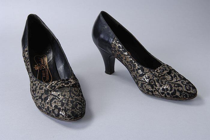 Zwart en gouden pumps, kant met goudkleurige pailletten en hoge louishak