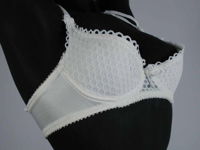 Witte nylonbustehouder van kant met cirkelmotief, voorgevormde beugelcups, schouderbandjes,…