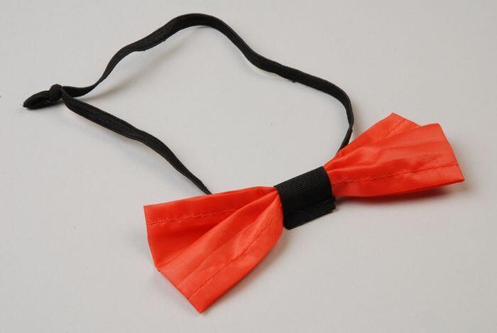 Oranje strikje met zwart elastiek