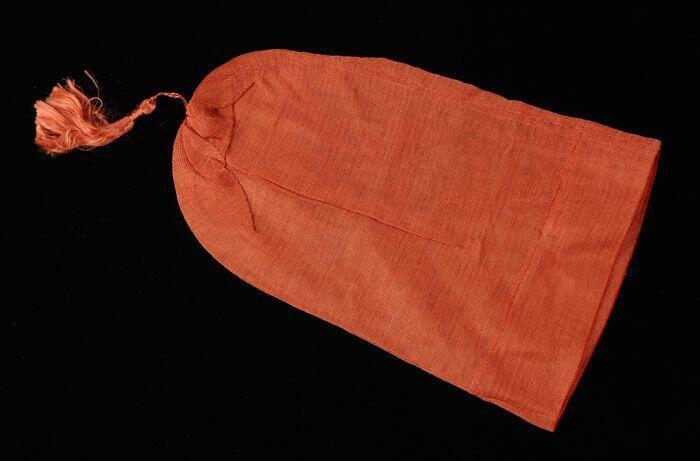Muts van fijn roodbruin tricot zijde met kwast op de bol