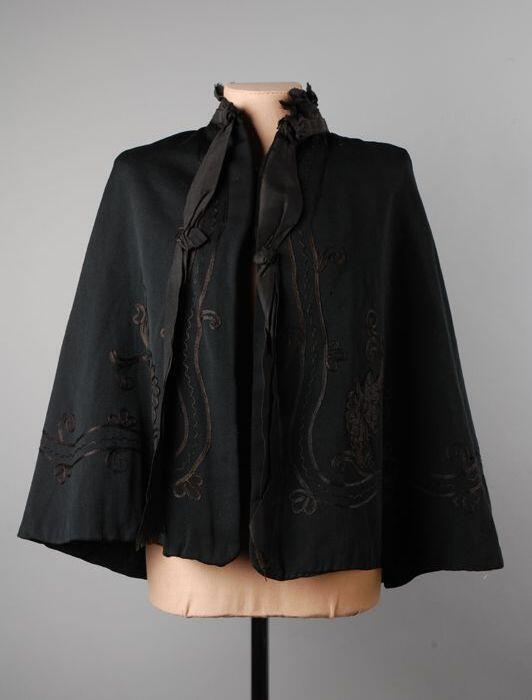 Cape van zwarte wollen keper met zwart zijde applicatie en soutache, rouwkleding