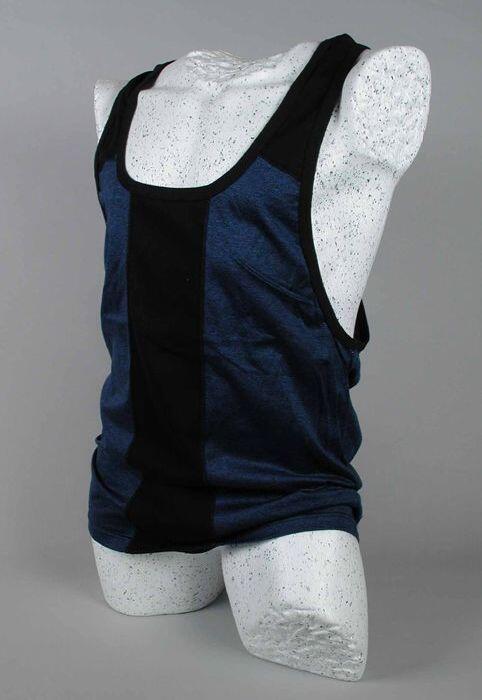 Mouwloos onderhemd of singlet van tweedelige set herenondergoed, zwart en zwart-blauw gemêleerd…