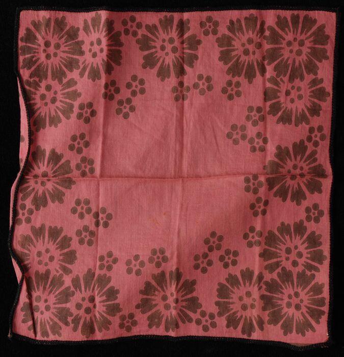 Vierkante roze katoenen zakdoek met zwart bloemmotief, langs de randen met zwart afgewerkt