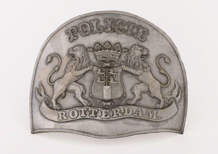 Metalen plaat voor agent in Rotterdam, voor op de hoed