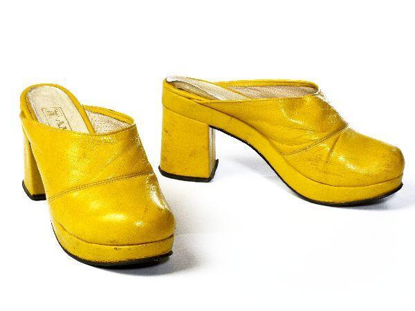Een paar vrouwenklompschoenen