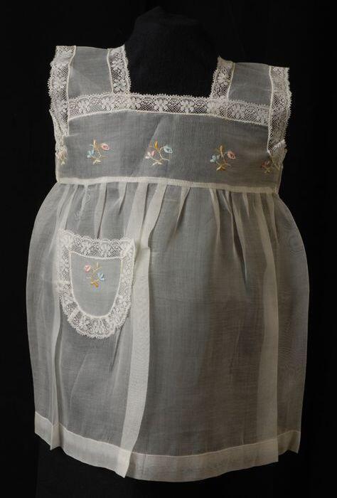 Babyjurk, mouwloos schortmodel van transparant wit nylonmet geborduurde kleurige bloemetjes, …
