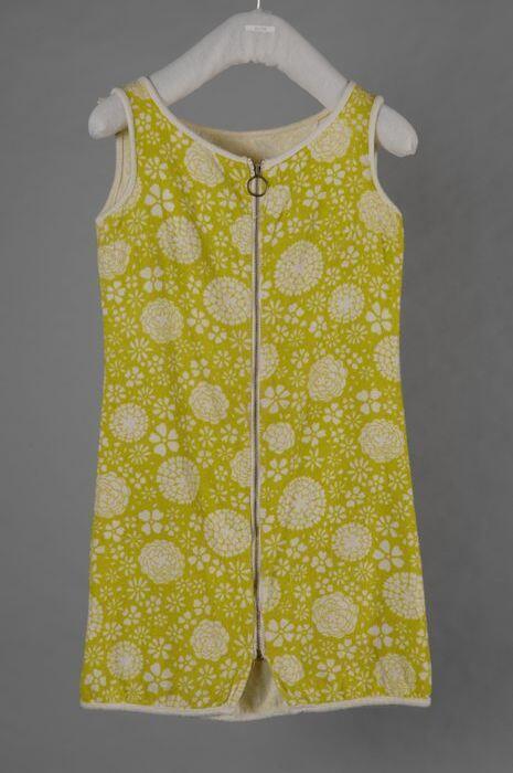Mini-jurk van badstof, felgroen fond met wit bloemdessin, mouwloos recht model met doorlopende…