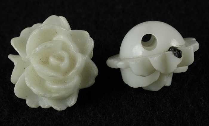 haarccessoire, twee kleine losse witte kunststofroosjes met rijggaten, deel van haarlastiek