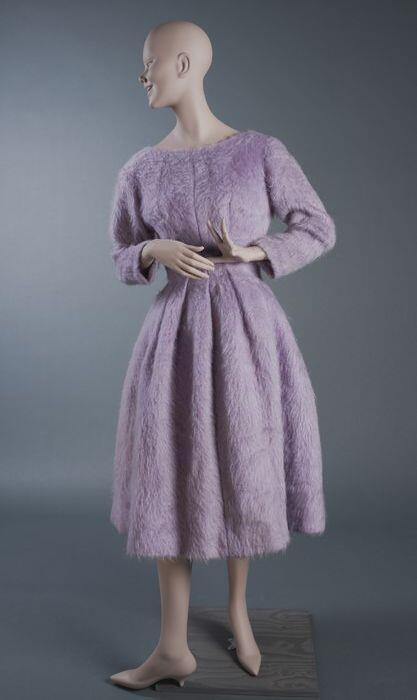 Japon met getailleerd lijf en wijde rok, van dik lila mohair imitatie vacht, "Cargelli"