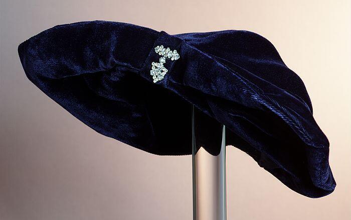 Dameshoed, Stuart model, van donkerblauw velours met garnering van strass