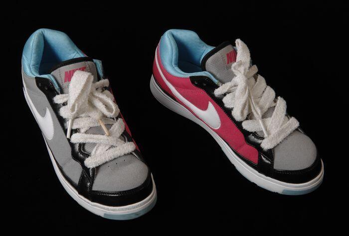 Paar grijze damessportschoenen van Nike