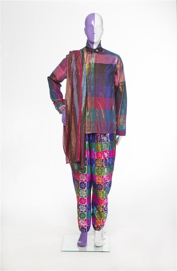 Lange broek van veelkleurige wol en ingeweven metaaldraad met bloemmotieven in blokken. Gebruikte…