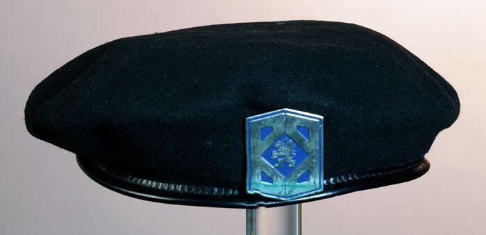 Zwarte baret, onderdeel van het vrouwenuniform van de Bescherming Bevolking