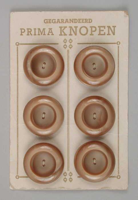 Knopenkaart, karton met 6 ronde beige knopen, "Prima Knopen"