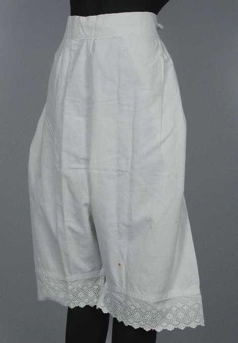 Witte katoenen onderbroek met pijpen met band met ruche van broderie anglaise, sluiting aan zijkant…