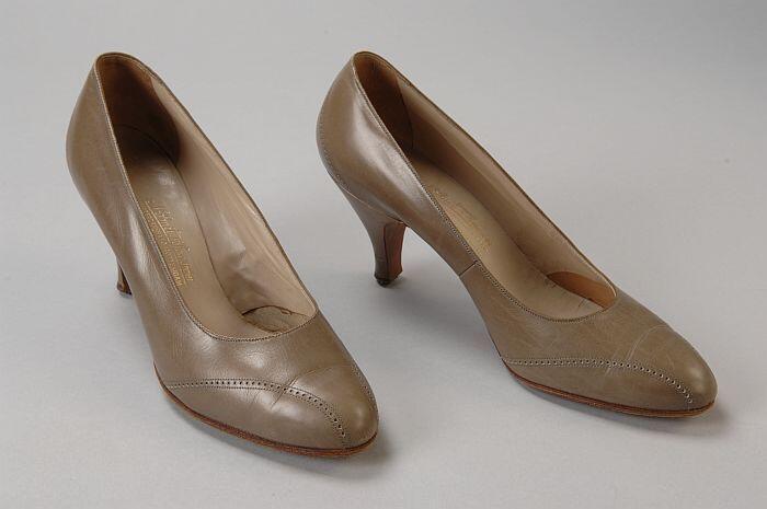Grijze pumps met gaatjesdecoratie op de neus en de hiel, hoge hak